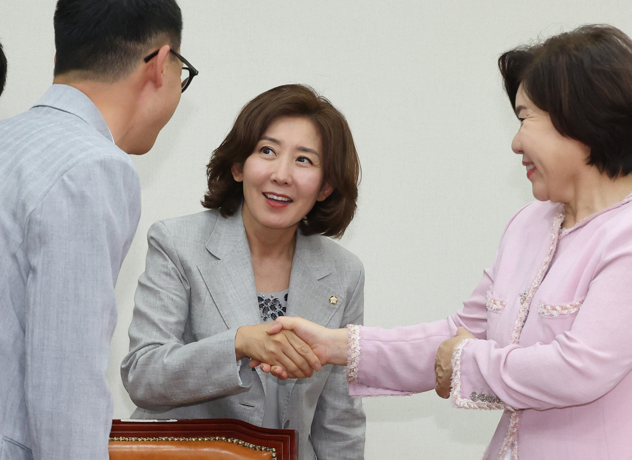 나경원 국민의힘 의원이 14일 국회에서 열린 저출생대응특별위원회 제1차 전체회의에서 참석자들과 인사하고 있다. [연합]