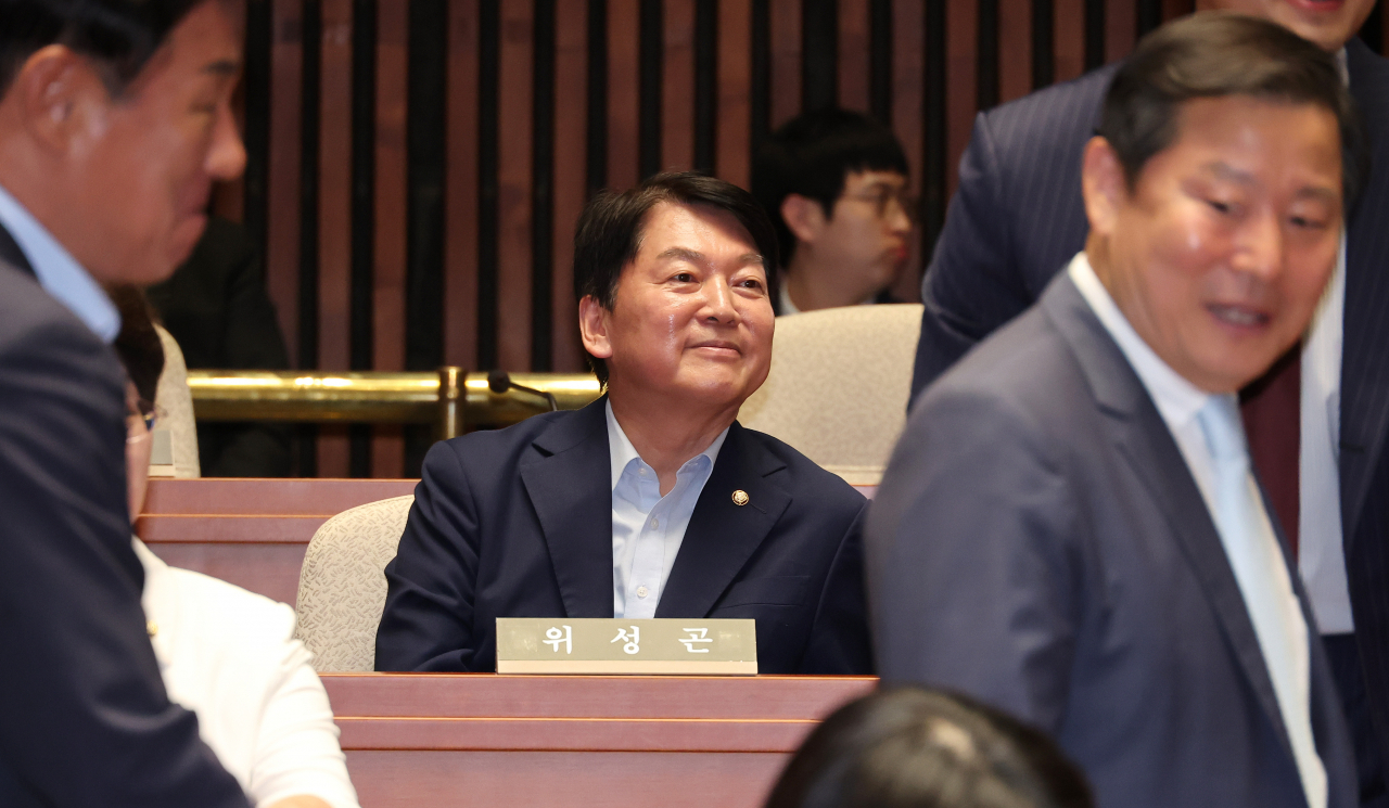 안철수 국민의힘 의원(가운데)이 10일 오후 국회에서 열린 의원총회에 참석해 자리하고 있다. [연합]