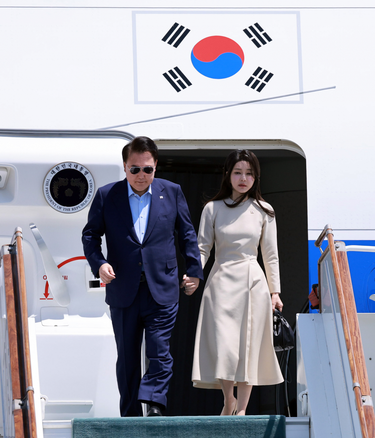 윤석열 대통령과 김건희 여사가 15일(현지시간) 우즈베키스탄의 유네스코 세계 문화유산인 고도시 사마르칸트 공항에 도착해 전용기인 공군 1호기에서 내리고 있다. [연합]