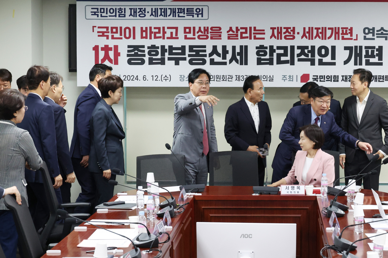 국민의힘 정점식 정책위의장과 송언석 특위 위원장, 기획재정부 김병환 차관 등이 12일 국회 의원회관에서 열린 재정, 세제개편특별위원회 토론회에서 기념촬영을 준비하고 있다. 연합뉴스