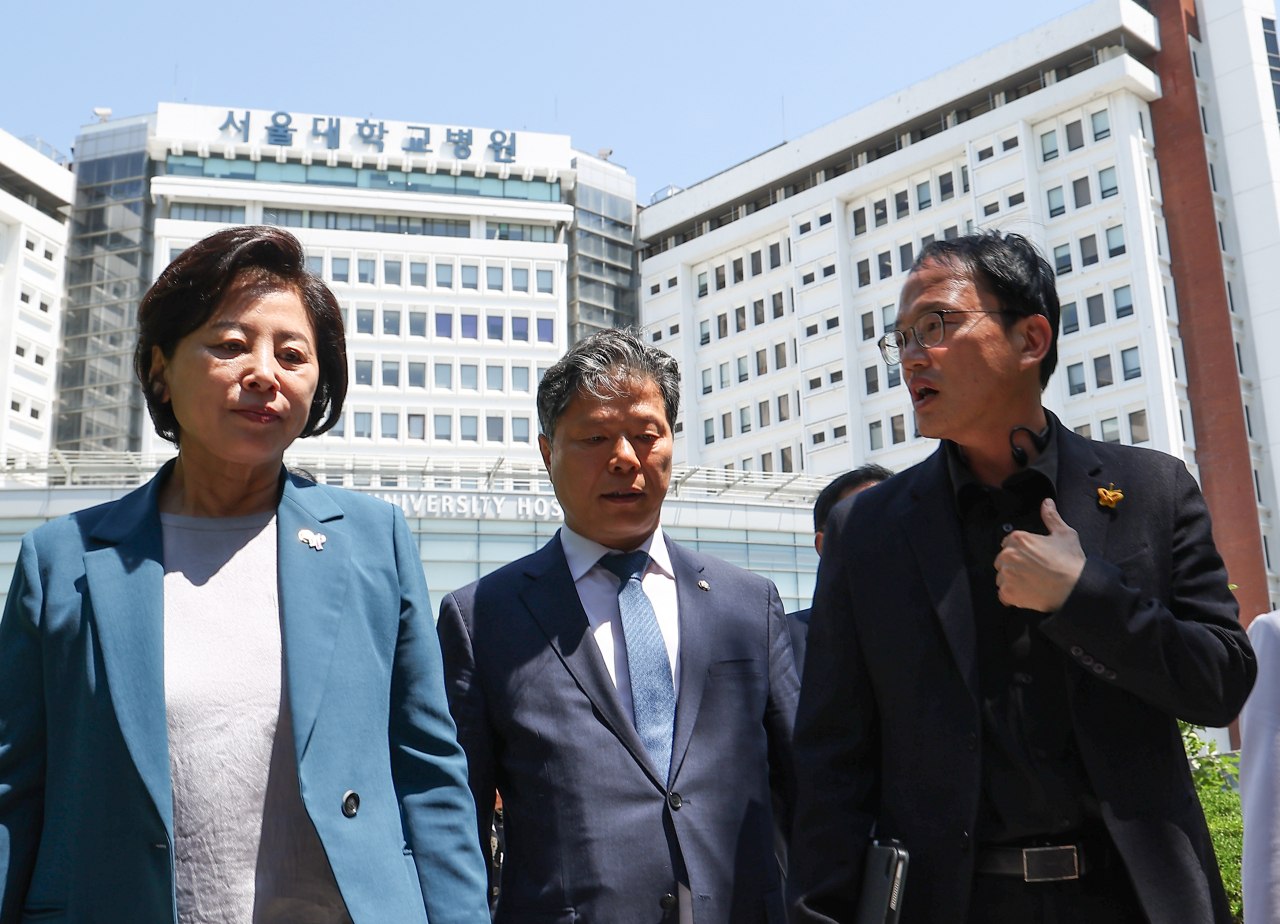 국회 보건복지위원회 소속 의원들이 16일 오전 서울 종로구 서울대병원에서 열린 '복지위 서울대 교수 비대위·집행부 현장 간담회' 참석을 위해 이동하고 있다. 왼쪽부터 더불어민주당 남인순 의원, 서영석 의원, 박주민 복지위 위원장. 연합뉴스