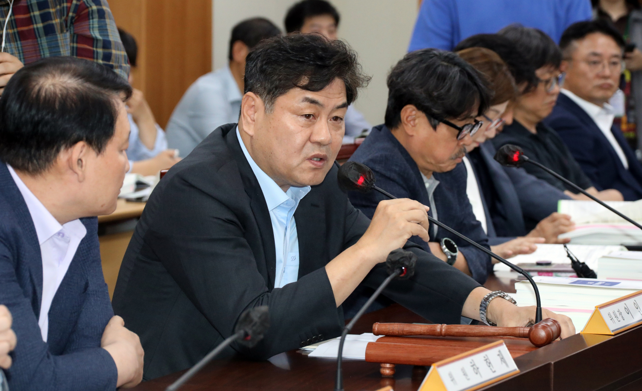 이인재 최저임금위원회 위원장이 11일 오후 정부세종청사 최저임금위원회 회의실에서 열린 제3차 전원회의에서 발언하고 있다. [연합]