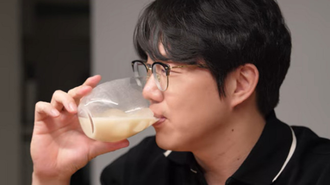 막걸리를 마시고 있는 성시경 [유튜브]