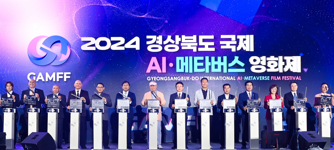 지난 15일 구미시 금오산공원 잔디광장에서 열린 '2024경북 국제AI‧메타버스영화제' 개막식(슬레이트 퍼포먼스) 모습.[경북도 제공]