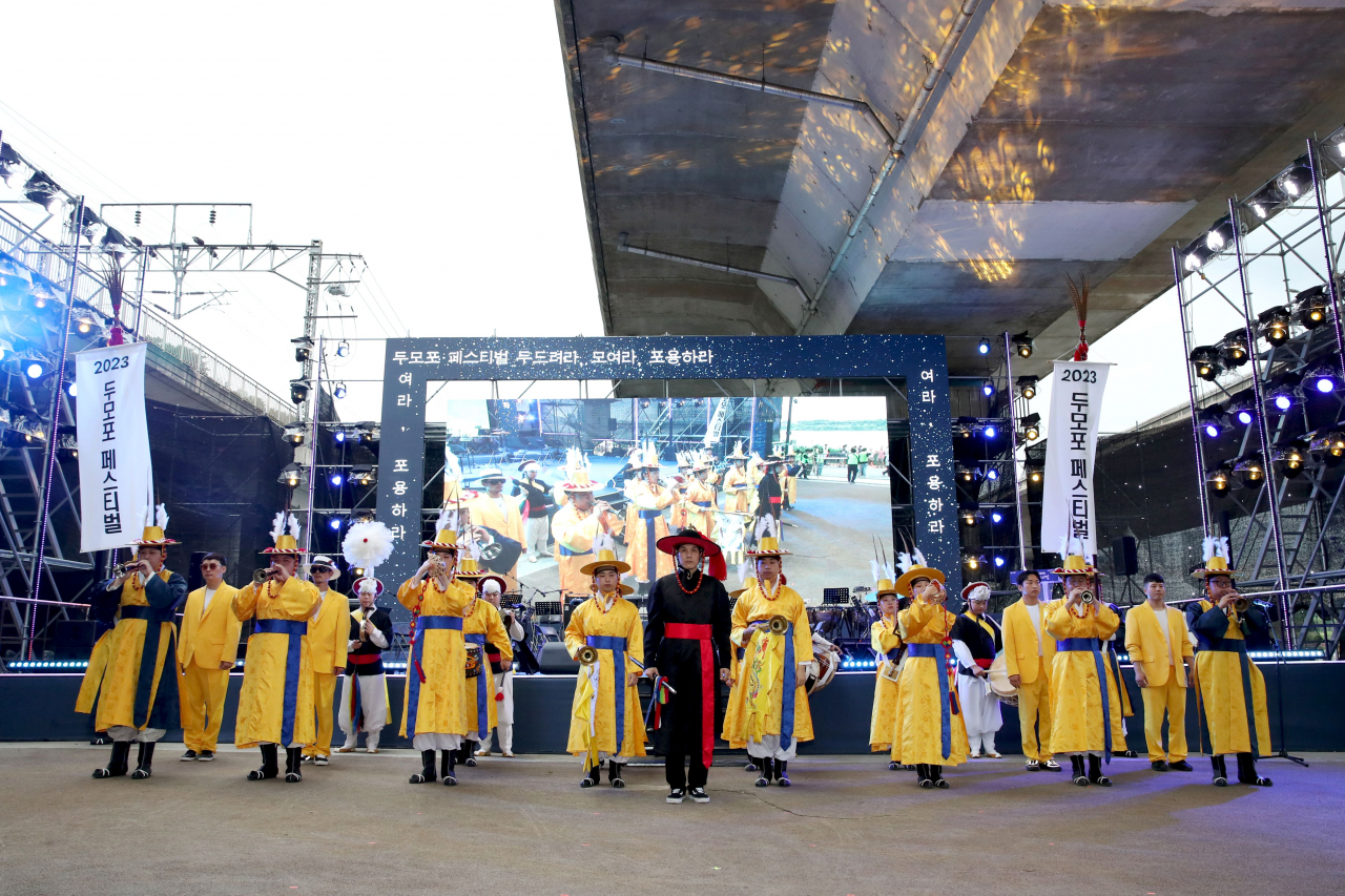 서울 성동구는 오는 22일 옥수역 한강공원에서 한여름 밤의 ‘두모포 뮤지컬 페스티벌’을 개최한다고 17일 밝혔다. 사진은 지난해 열린 두모포 페스티벌.[성동구 제공]