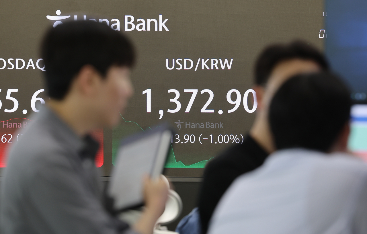 서울 중구 하나은행 본점 딜링룸 모습.[연합]
