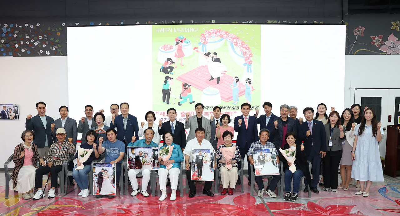 서울 은평구는 오는 28일까지 서부재활체육센터에서 장애인 합동결혼식 기념사진 전시 행사를 연다고 17일 밝혔다.[은평구 제공]