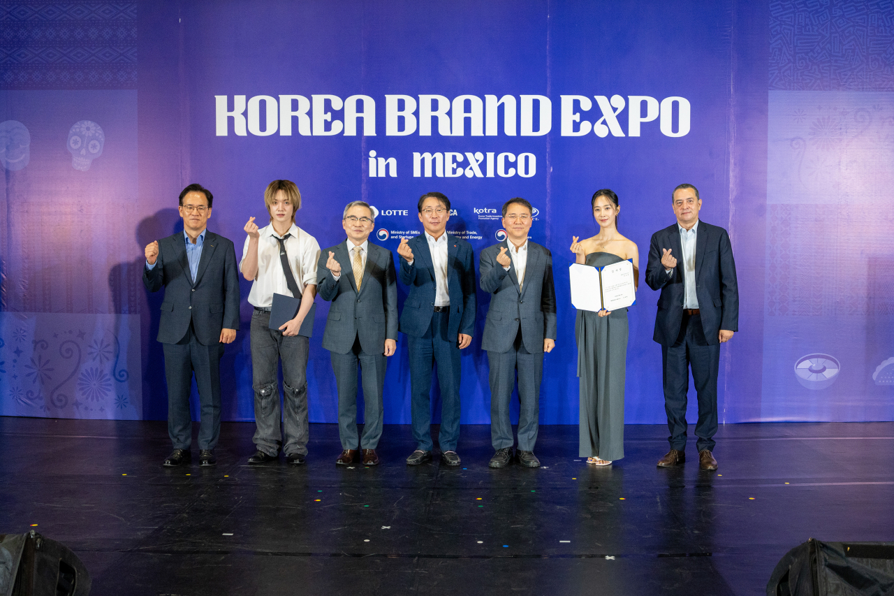 김상순(왼쪽부터) 코트라 중남미지역본부장, 아이돌그룹 NOMAD 멤버 도의, 허태완 주멕시코 대한민국 대사, 김재겸 롯데홈쇼핑 대표, 김영환 대중소기업농어업협력재단 사무총장, 소녀시대 멤버 권유리, 훔베르토 라모스(Humberto Esqueda Ramos) Mexico-South Korea Business Committee President가 ‘2024 대한민국 브랜드 엑스포 in 멕시코’ 개막식에서 기념 촬영을 하고 있다. [코트라 제공]