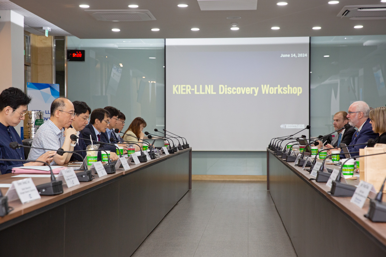이창근(왼쪽 네번째) 한국에너지기술연구원장이 미국 로렌스리버모어 국립연구소와 연구협력 워크숍에서 인사말을 전하고 있다.[한국에너지기술연구원 제공]