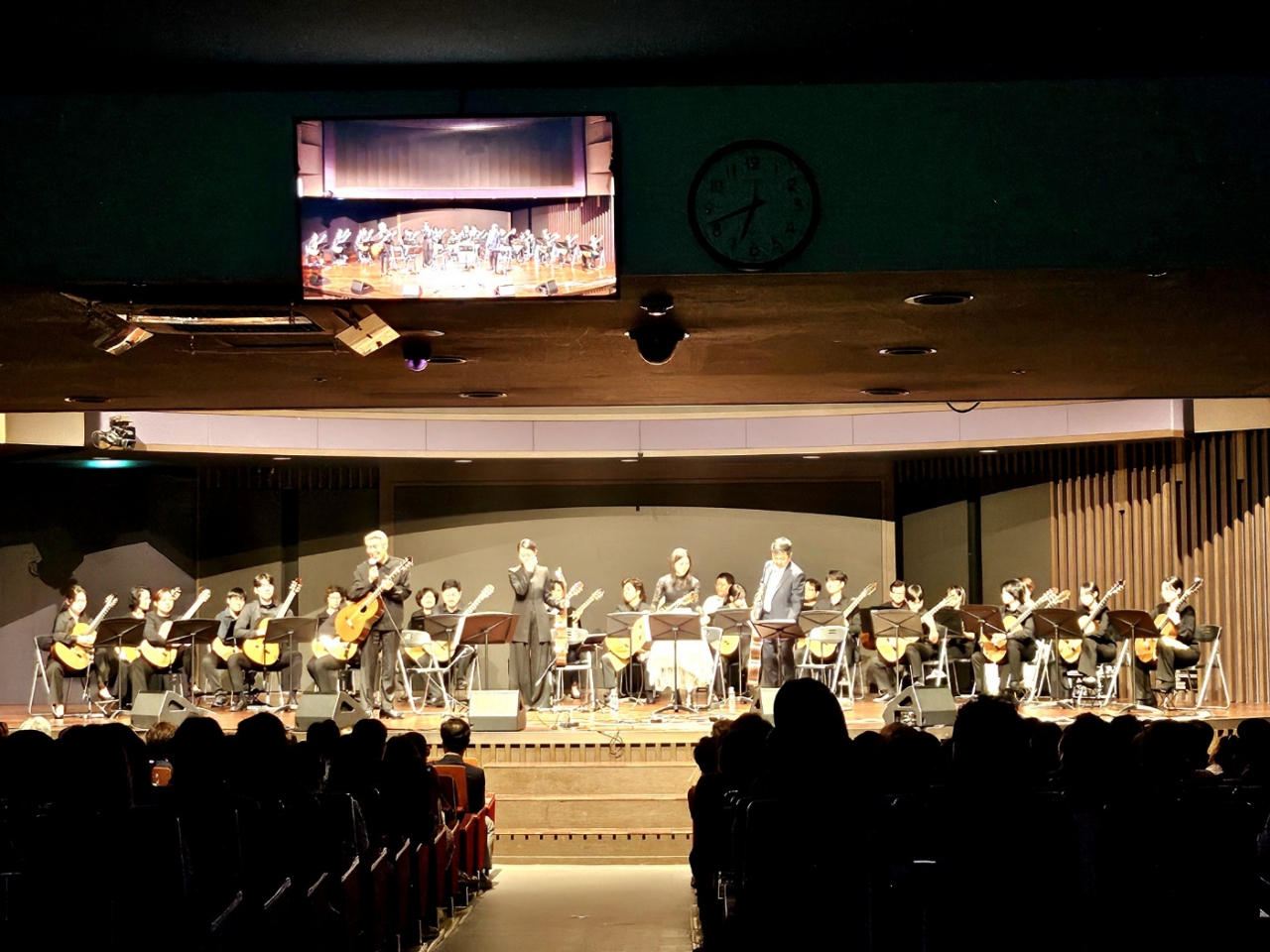 대디&미 콘서트에서의 스페셜 콘서트. 30여명의 기타 연주가 동시에 진행돼 관객의 귀를 즐겁게 했다.