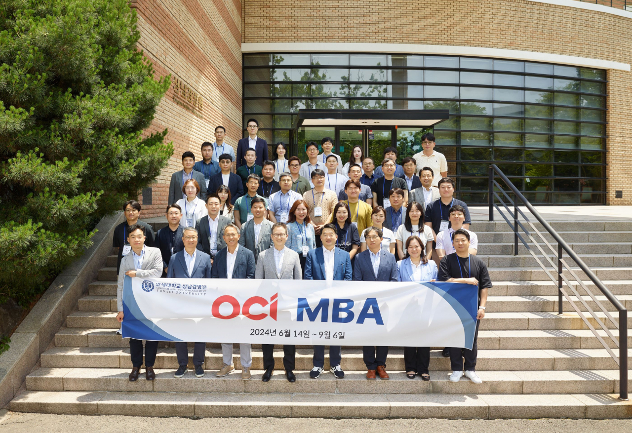 14일 OCI MBA 13기 입학식에 참석한 이우현(앞줄 왼쪽 다섯번째) OCI홀딩스 회장 및 관계자들이 기념촬영을 하고 있다. [OCI홀딩스 제공]