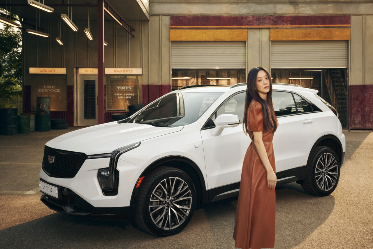 캐딜락 엠배서더 배우 정려원이 캐딜락 엔트리 SUV XT4의 부분변경 모델 옆에서 포즈를 취하고 있다. [캐딜락 제공]