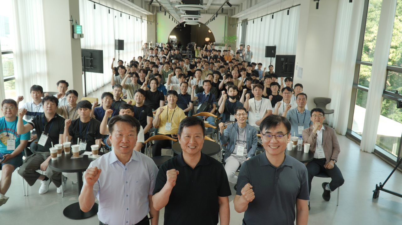 정무경(왼쪽부터) 고려아연 지속가능경영부문 사장, 박기덕 TD 사업부문 사장, 정태웅 제련기술부문 사장이 지난 13일 열린 'KZ이음의 장' 행사에서 직원들과 기념촬영을 하고 있다. [고려아연 제공]