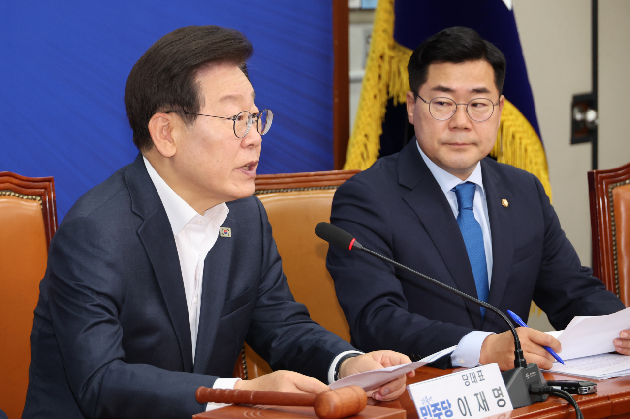 이재명(왼쪽) 더불어민주당 대표가 17일 오전 서울 여의도 국회에서 열린 최고위원회의에서 발언하고 있다. [연합]