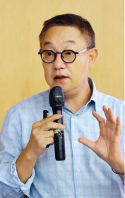 현신균 LG CNS 대표가 서울대에서 ‘디지털 시대에 필요한 리더십’을 주제로 강연하고 있다. [LG CNS 제공]