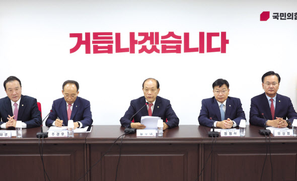 황우여(가운데) 국민의힘 비대위원장이 17일 서울 여의도 당사에서 열린 비상대책위원회의에서 발언하고 있다. [연합]