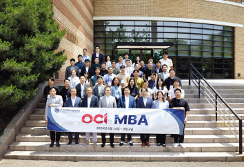 14일 OCI MBA 13기 입학식에 참석한 이우현(앞줄 왼쪽 다섯 번째) OCI홀딩스 회장 및 관계자들이 기념촬영을 하고 있다. [OCI홀딩스 제공]