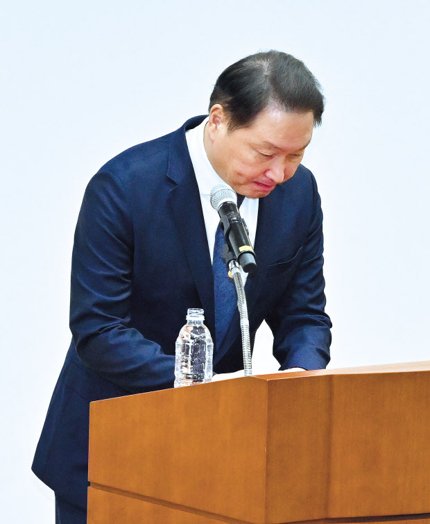 최태원 SK 회장이 17일 오전 서울 종로구 SK서린빌딩에서 최태원 회장과 노소영 아트센터 나비 관장의 이혼소송에 대한 입장을 밝힌 뒤 고개를 숙이고 있다. 임세준 기자