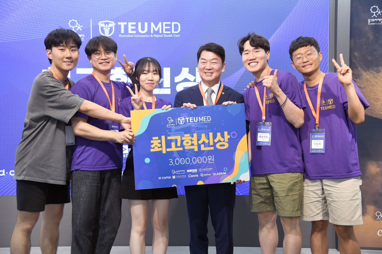 15일 서울 강남구 선릉로 새롬빌딩에서 열린 동그라미재단 TEU MED 4기 결과발표에서 안철수 동그라미재단 출연자가 ‘AI기반 절단 신경 매칭 솔루션’을 발표해 최고혁신상을 수상한 ‘실리콘밸리 갈끄니까’ 팀과 기념촬영을 하고 있다. [동그라미재단 제공]
