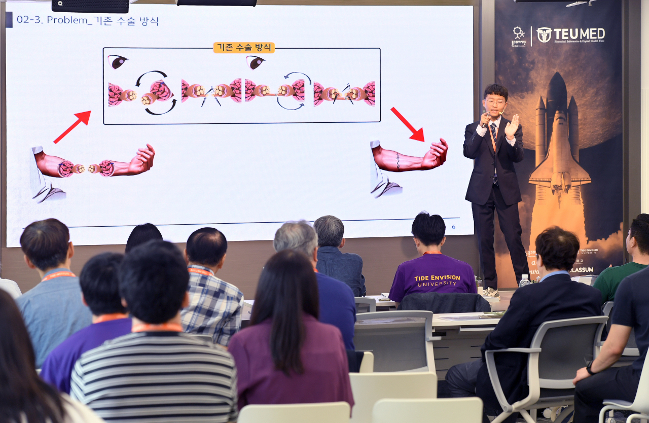 동그라미재단 TEU MED 4기 결과발표에서 최고혁신상을 수상한 ‘실리콘밸리 갈끄니까’ 팀이 ‘AI기반 절단 신경 매칭 솔루션’에 대해 발표하고 있다. [동그라미재단 제공]