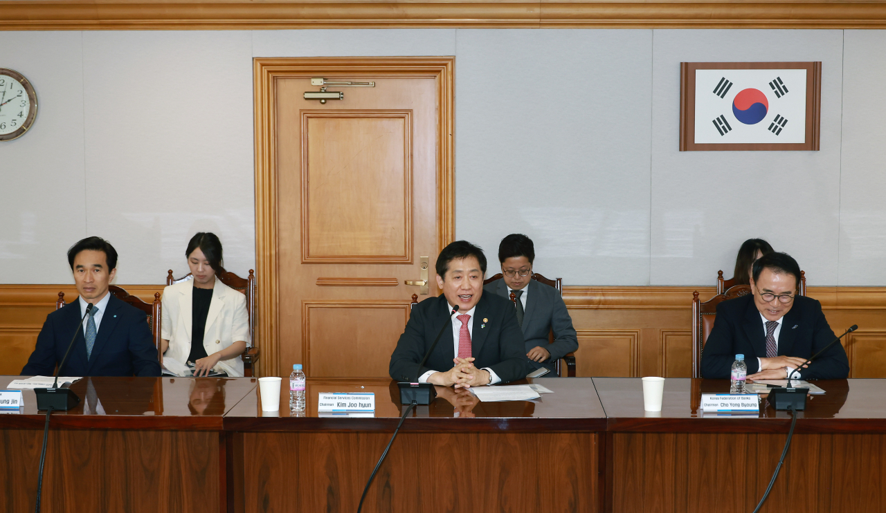 김주현 금융위원장이 17일 오후 서울 중구 은행회관에서 개최한 한국 은행연합회와 아프리카 3개국(나이지리아·보츠와나·모리셔스) 은행협회간 양국 은행산업 발전을 위한 MOU 체결식에 참석해 축사하고 있다. [금융위원회 제공]