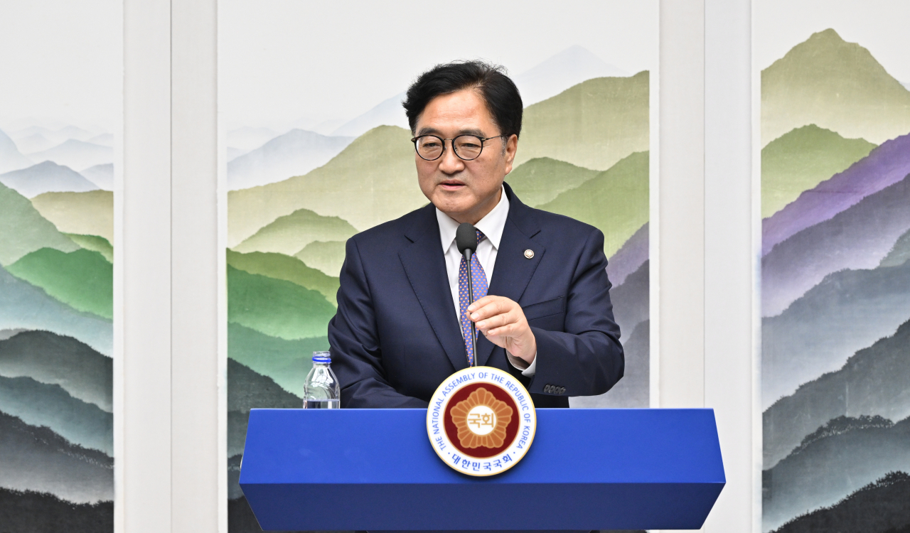 우원식 국회의장이 17일 오후 서울 여의도 국회 의장접견실에서 국회 원 구성 관련 기자회견을 하고 있다. 임세준 기자