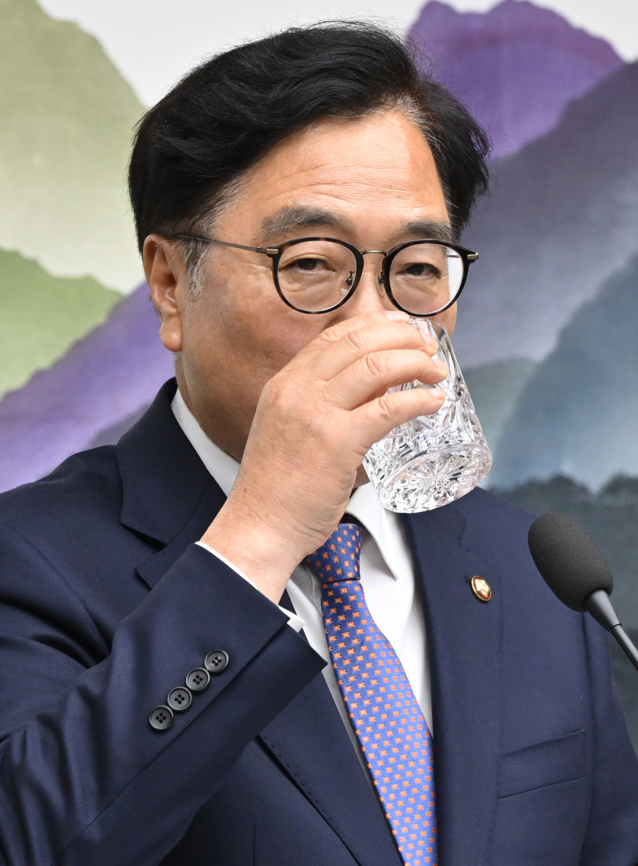 우원식 국회의장이 17일 오후 서울 여의도 국회 의장접견실에서 열린 국회 원 구성 관련 기자회견에서 물을 마시고 있다. 임세준 기자