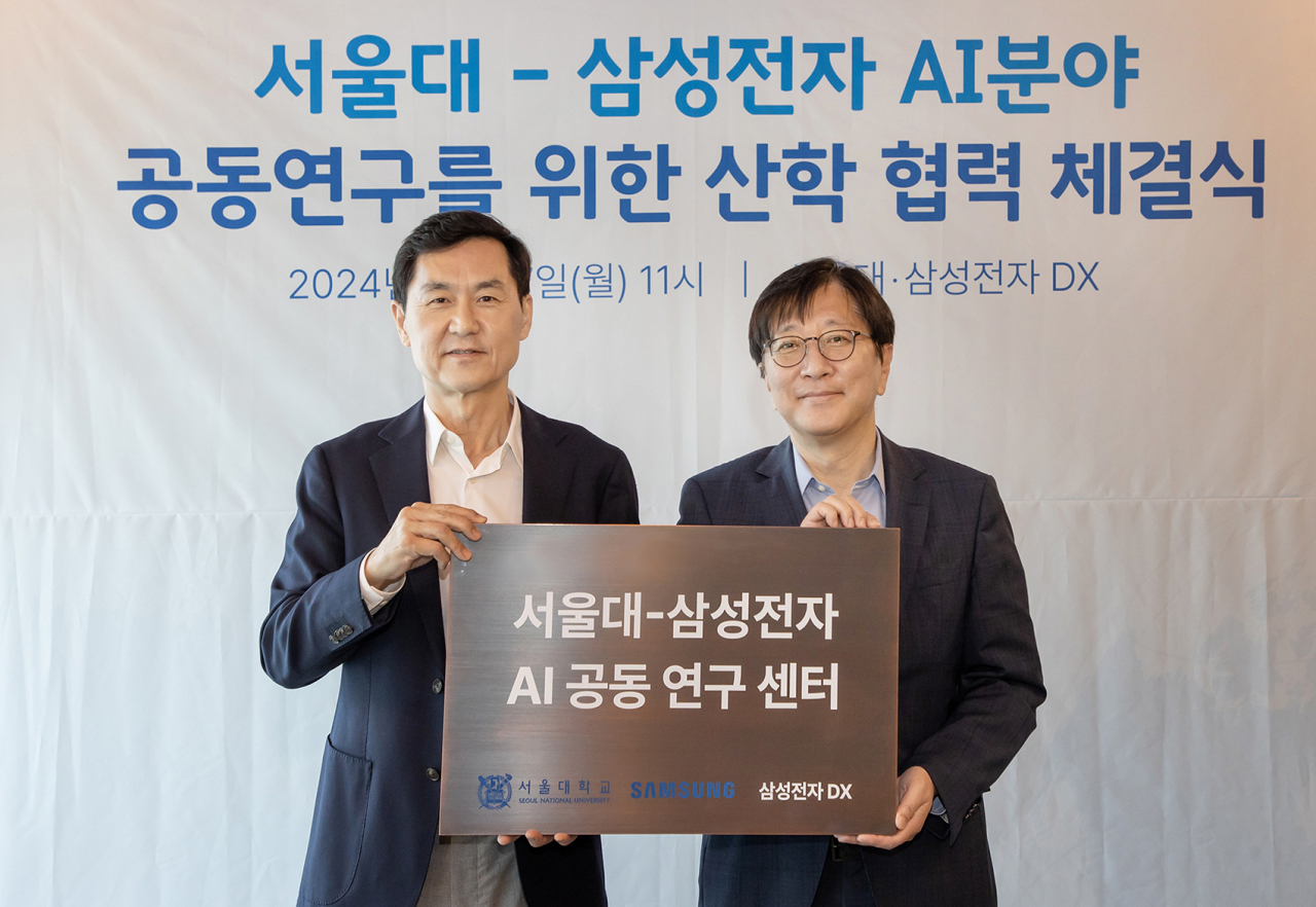 삼성전자와 서울대학교는 17일 서울 관악구 소재 서울대 글로벌공학교육센터에서 전경훈(왼쪽) 삼성전자 DX부문 CTO겸 삼성리서치장 사장(왼쪽)과 김영오(오른쪽) 서울대 공과대학장 등이 참석한 가운데 ‘AI 공동연구센터’ 설립을 위한 업무 협약을 체결했다. [삼성전자 제공]