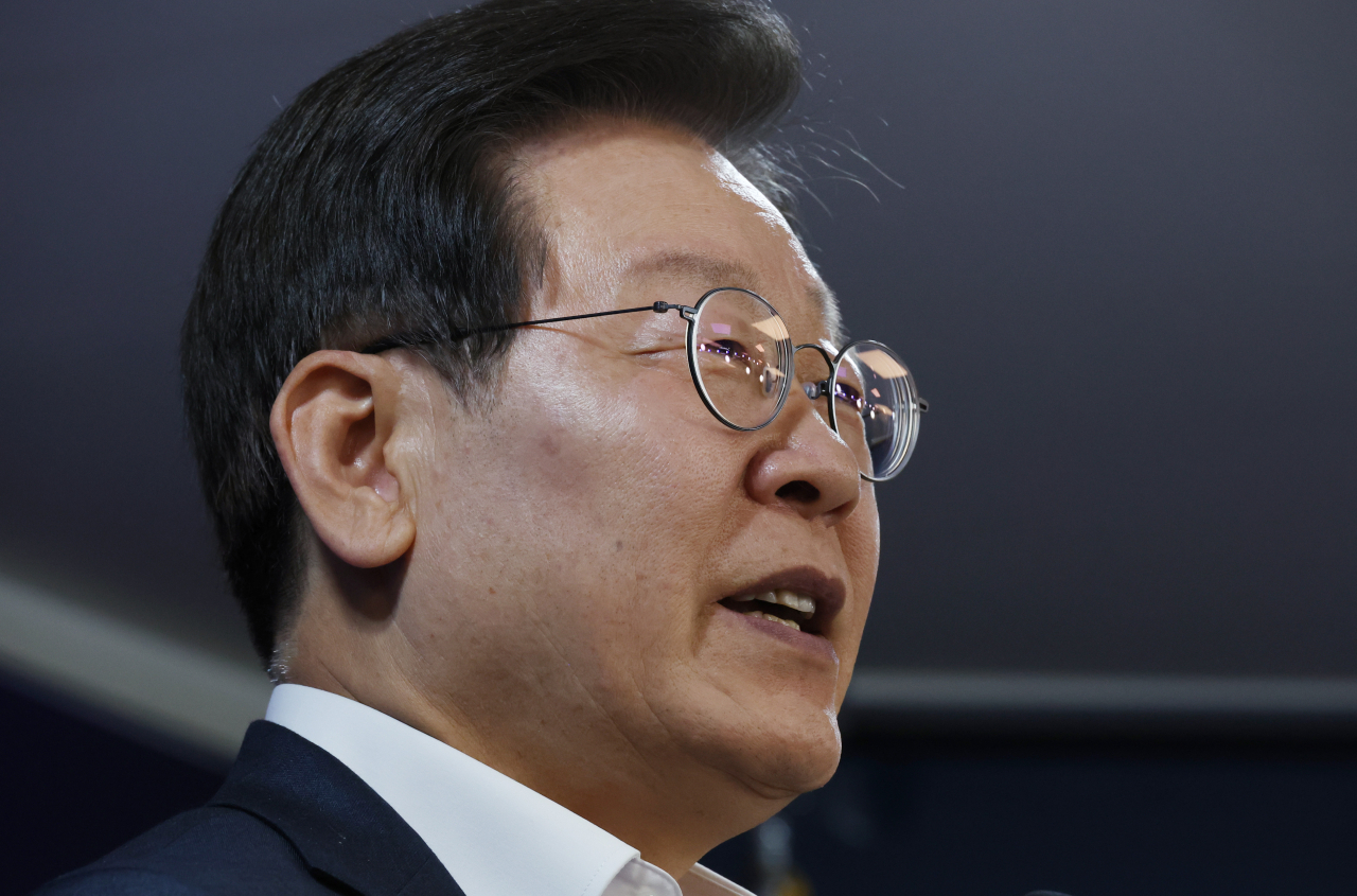 더불어민주당 이재명 대표가 17일 여의도 당사에서 열린 중앙위원회의에서 인사말을 하고 있다. [연합]