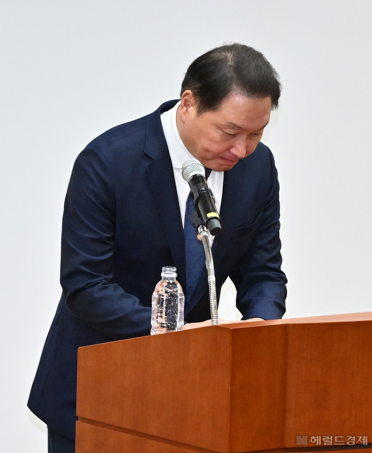 최태원 SK그룹 회장이 17일 오전 서울 종로구 SK서린빌딩에서 노소영 아트센터 나비 관장과의 이혼소송 및 비자금에 대한 입장을 밝힌 뒤 고개를 숙이고 있다. 임세준 기자