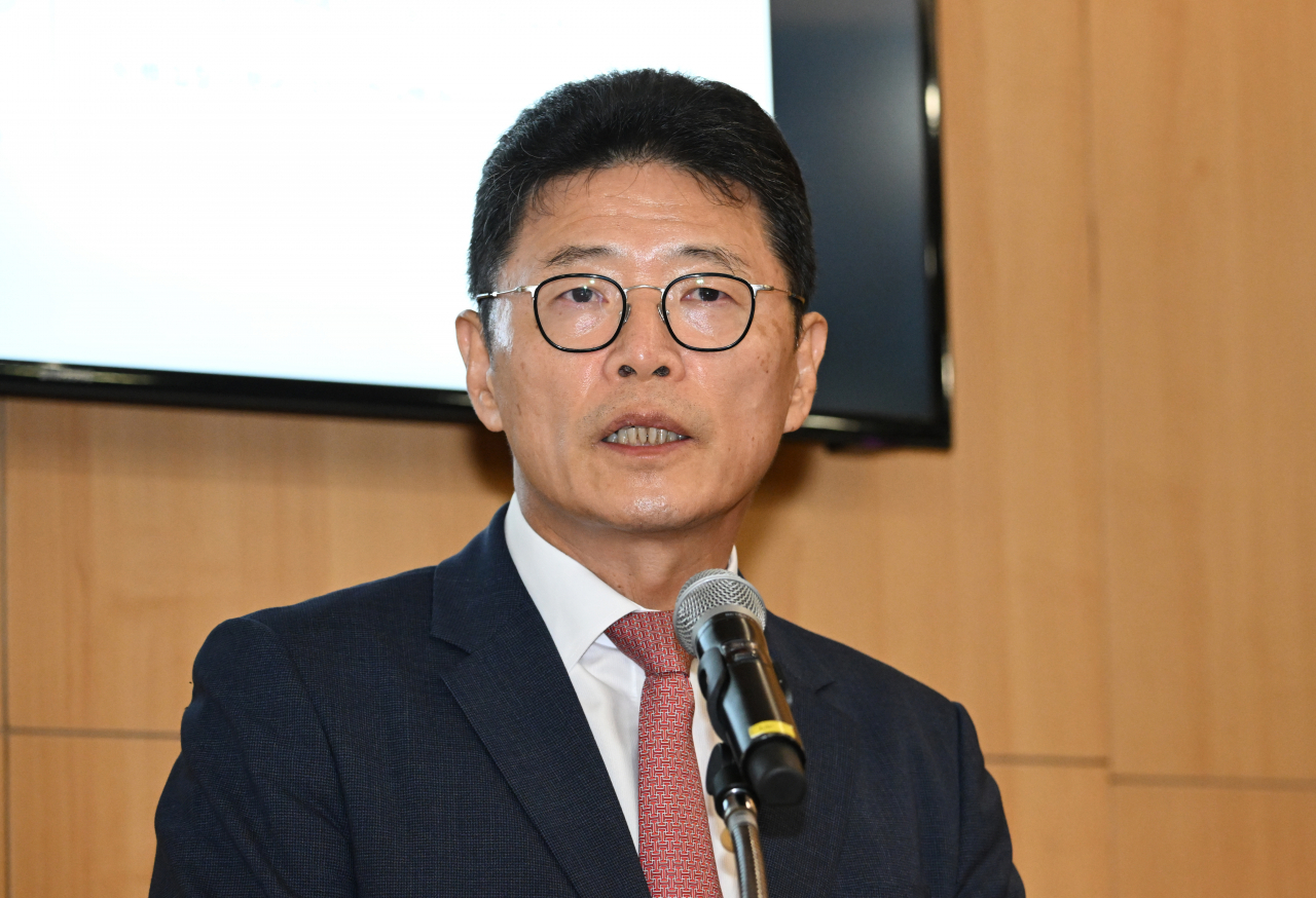 이형희 SK수펙스추구협의회 커뮤니케이션위원회 위원장이 17일 오전 서울 종로구 SK서린빌딩에서 최태원 회장과 노소영 아트센터 나비 관장의 이혼소송 및 비자금에 대해 SK그룹의 공식 입장을 발표하고 있다. 임세준 기자