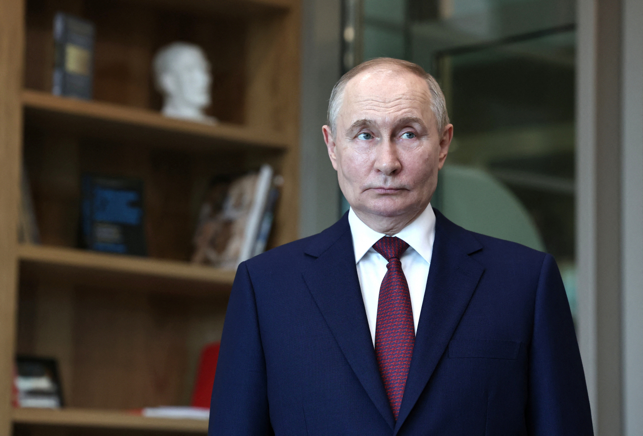 Russia's President Vladimir Putin visits Senezh Management Workshop before a meeting with participants of the "Time of Heroes" project established for Russian service members, who were involved in the country's military campaign in Ukraine and study to take up leadership positions in the state administration system, in the Moscow region's city of Solnechnogorsk, Russia on Friday. (Reuters-Yonhap)