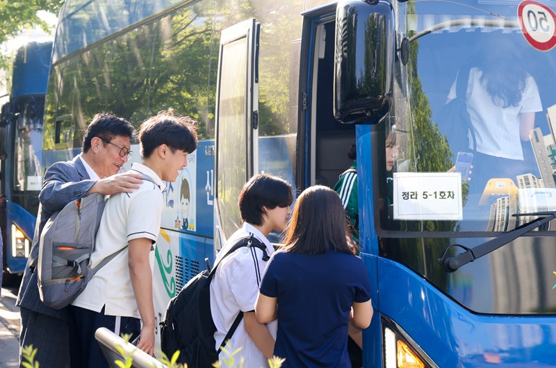 도성훈 인천광역시교육감〈좌측〉이 17일 오전 등교하는 학생들과 소통의 시간을 갖기 위해 ‘인천학생성공버스’에 탑승하고 있다.〈인천시교육청 제공〉
