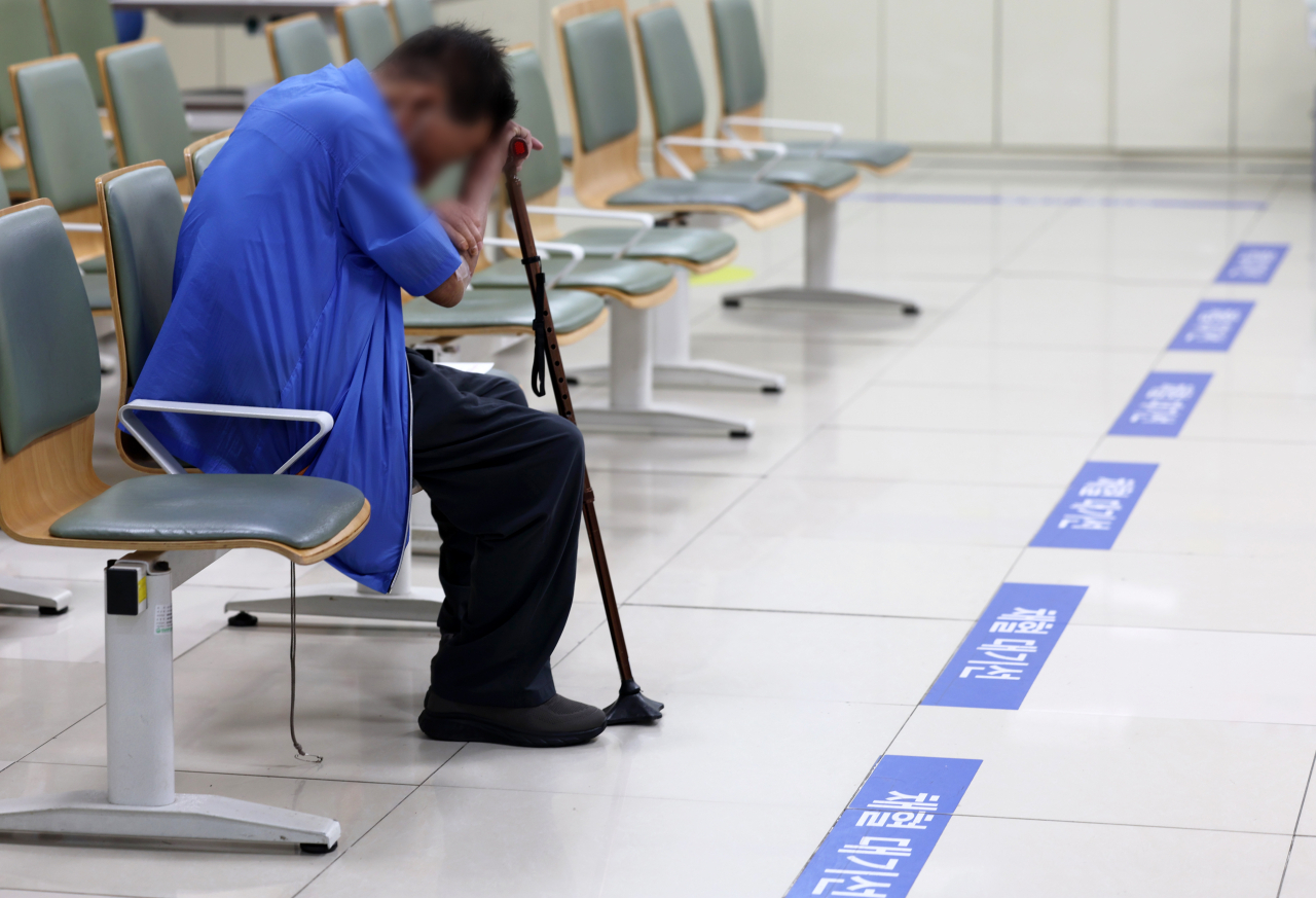 의료계 집단휴진이 시작된 가운데 한 대학병원에 환자가 진료 대기를 하고 있다. [연합]