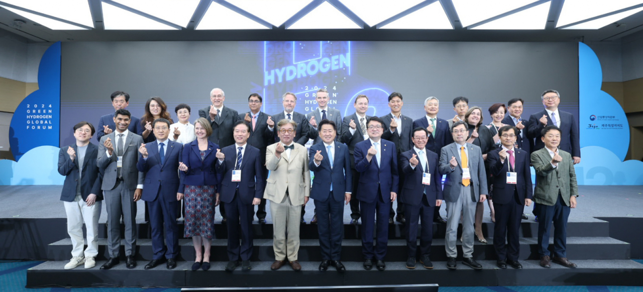 '2024 그린수소 글로벌 포럼 with 글로벌 분산에너지 포럼'이 17일 제주 서귀포시 제주국제컨벤션센터에서 열린 가운데 김상협 대통령직속 탄소중립녹색성장위원회 공동위원장(앞줄 왼쪽 여섯번째 부터), 오영훈 제주도지사, 최남호 산업통상자원부 차관을 비롯한 내빈들이 기념촬영하고 있다. 사진=제주특별자치도 제공
