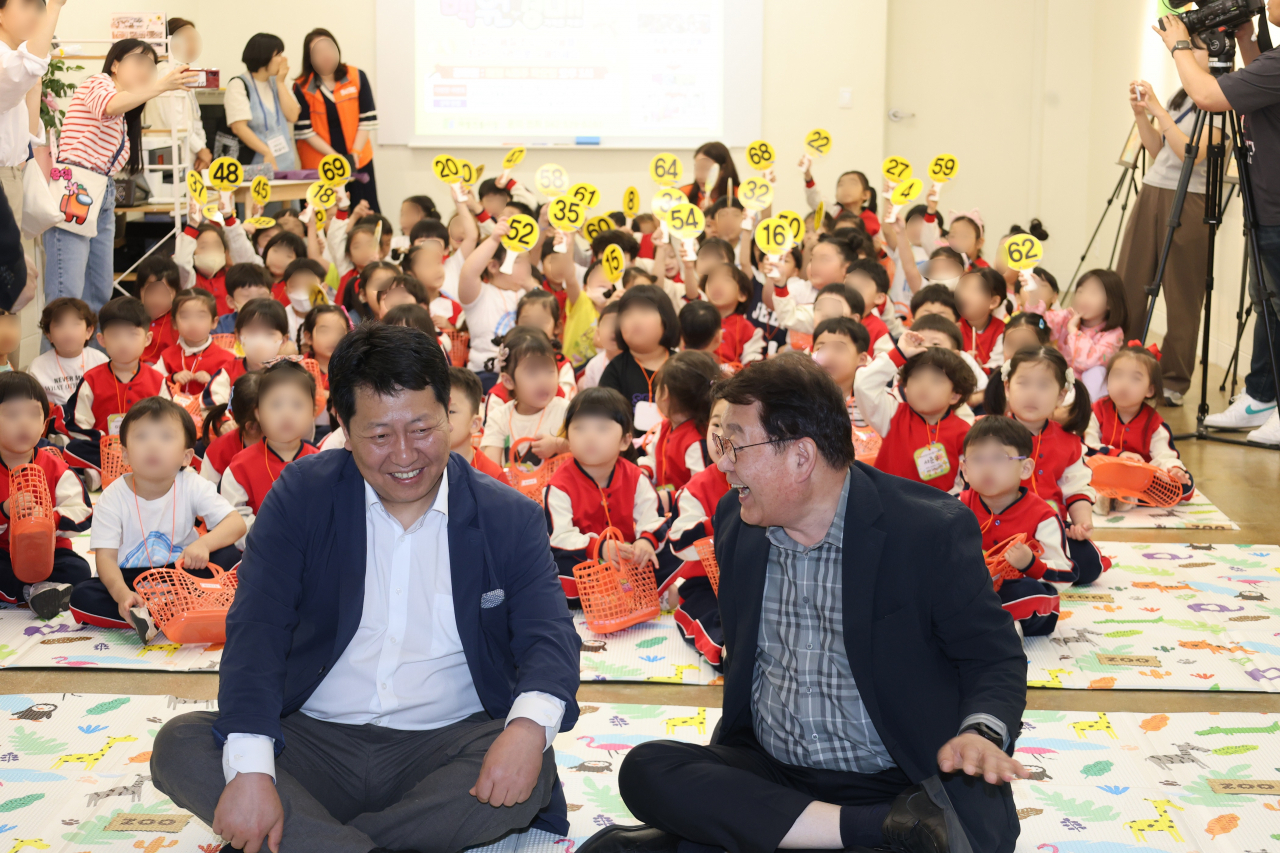 박성효(오른쪽) 소상공인시장진흥공단 이사장이 지난달 대전 중구 태평시장에서 열린 어린이 전통시장 체험 행사에 참석했다. [소진공 제공]