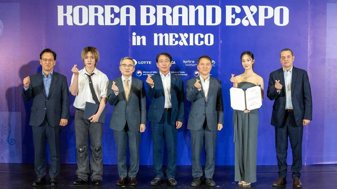 롯데는 지난 13일부터 나흘간 멕시코에서 중소기업 판로 개척을 위한 수출상담회를 진행했다. 김상순(왼쪽부터) KOTRA 중남미지역본부장, 노매드 도의, 허태완 주멕시코 대한민국 대사관 대사, 김재겸 롯데홈쇼핑 대표, 김영환 대중소기업농어업협력재단 사무총장, 소녀시대 유리, 움베르토 에스케다 라모스 멕시코 대외무역투자기술 위원회 대표가 기념촬영을 하고 있다. [롯데홈쇼핑 제공]