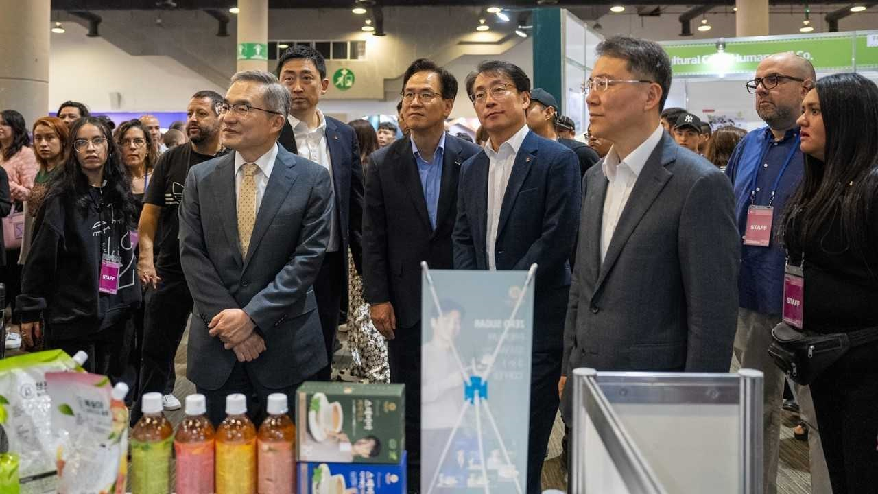 롯데는 지난 13일부터 나흘간 멕시코에서 중소기업 판로 개척을 위한 수출상담회를 진행했다. 허태완(왼쪽부터) 주멕시코 대한민국 대사관 대사, 김상순 KOTRA 중남미지역본부장, 김재겸 롯데홈쇼핑 대표, 김영환 대중소기업농어업협력재단 사무총장. [롯데홈쇼핑 제공]