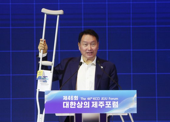 최태원 대한상의 회장이 지난해 7월 대한상의 제주포럼에서 개회사를 하고 있다. 최 회장은 ‘행운을 빈다’는 의미의 ‘브레이크 어 레그(Break a leg)’ 문구를 엑스포 유치 현장에서 적극 활용했다. [대한상의 제공]