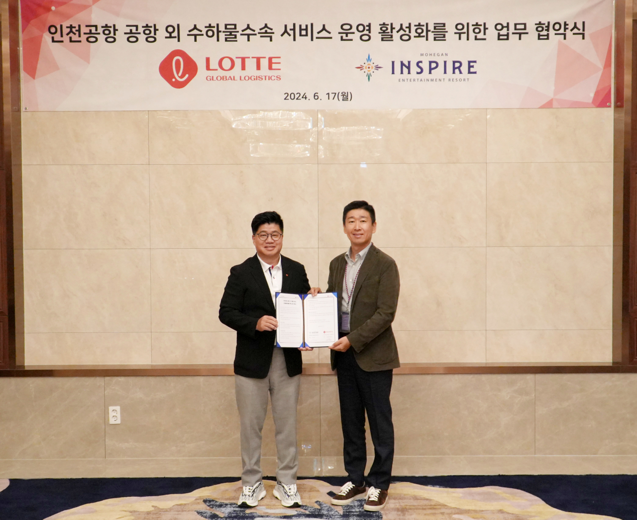 강병구(왼쪽) 롯데글로벌로지스 대표이사와 첸 시 인스파이어 사장이 지난 17일 인천 영종도 인스파이어에서 ‘인천공항 공항 외 수하물 수속 서비스 운영 활성화를 위한 업무협약’을 체결한 뒤 기념사진을 촬영하고 있다. [롯데글로벌로지스 제공]