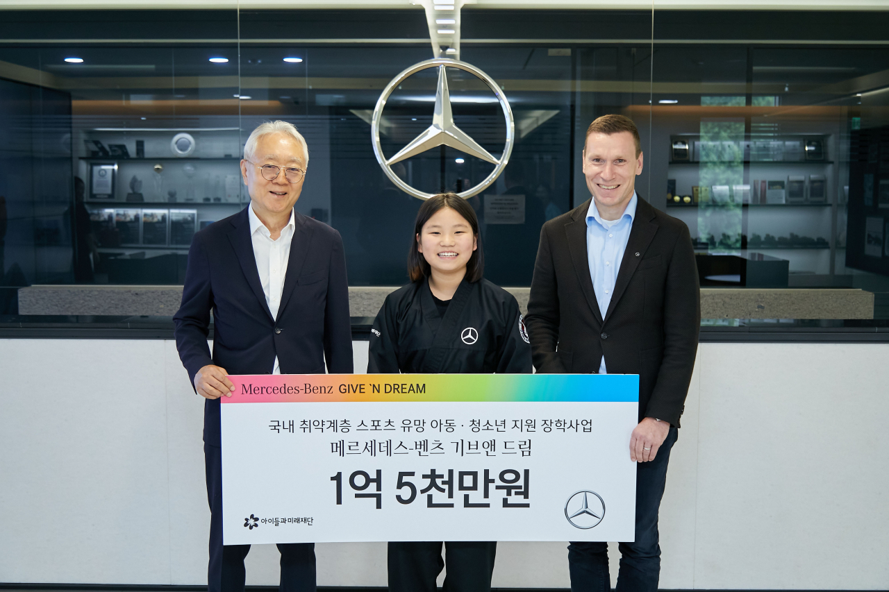 이훈규(왼쪽부터) 아이들과미래재단 이사장, 성남시 대표 합기도 선수 방고은 장학생, 메르세데스-벤츠 사회공헌위원회 마티아스 바이틀 의장이 지난 14일 ‘기브앤 드림’ 장학금을 전달식에서 기념 사진을 찍고 있다. [메르세데스-벤츠 사회공헌위원회 제공]