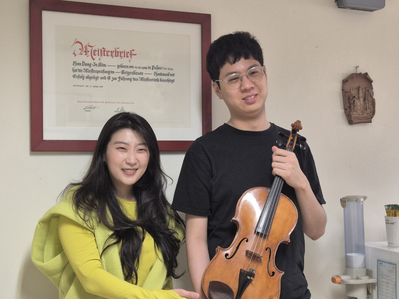 악기 전달식에 참석한 비올리스트 이화윤과 뷰티플마인드 소속 비올리스트 류종원 [뷰티플마인드 제공]