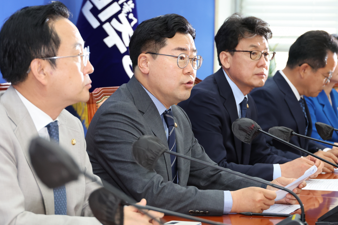 박찬대 더불어민주당 원내대표가 18일 오전 서울 여의도 국회에서 열린 원내대책회의에서 발언하고 있다. [연합]