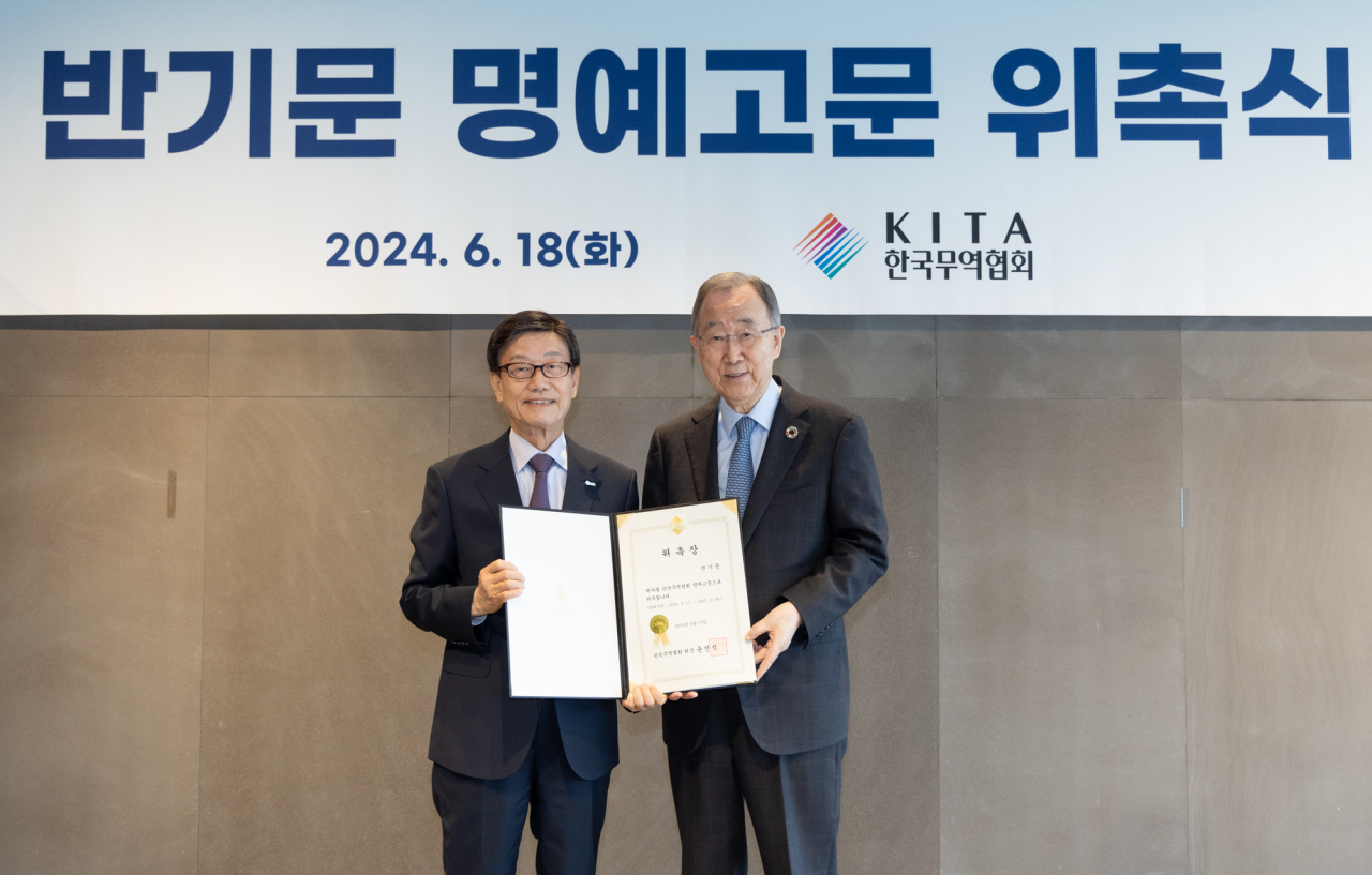 한국무역협회가 18일 반기문 제8대 유엔(UN) 사무총장을 명예고문으로 위촉했다. 이날 위촉식에서 윤진식(왼쪽) 무역협회 회장과 반기문 명예고문이 위촉장을 들고 기념 촬영을 하고 있다. [무역협회 제공]