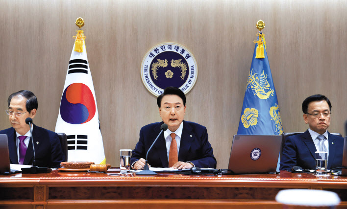 윤석열 대통령이 18일 서울 용산 대통령실 청사에서 열린 국무회의에서 발언하고 있다. 윤 대통령은 이 자리에서 의료계 파업과 관련해 “환자를 저버린 불법행위에 대해서는 엄정하게 대처할 수밖에 없다”면서 “정부는 지역의료와 필수 의료를 바로 세우고, 의료시스템 자체를 근본적으로 혁신하는 의료 개혁에 흔들림 없이 매진할 것”이라고 강조했다. [연합]