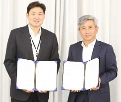 이병주 코스맥스 대표(왼쪽)와 권영운 GS칼텍스 기술연구소장(부사장)이 쿠션소재 개발 관련 협약을 하고 있다. [코스맥스 제공]