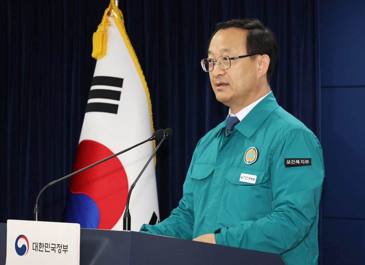 전병왕 의사 집단행동 중앙재난안전대책본부(중대본) 제1통제관(보건복지부 보건의료정책실장)이 18일 서울 종로구 정부서울청사에서 중대본 브리핑을 하고 있다. 연합
