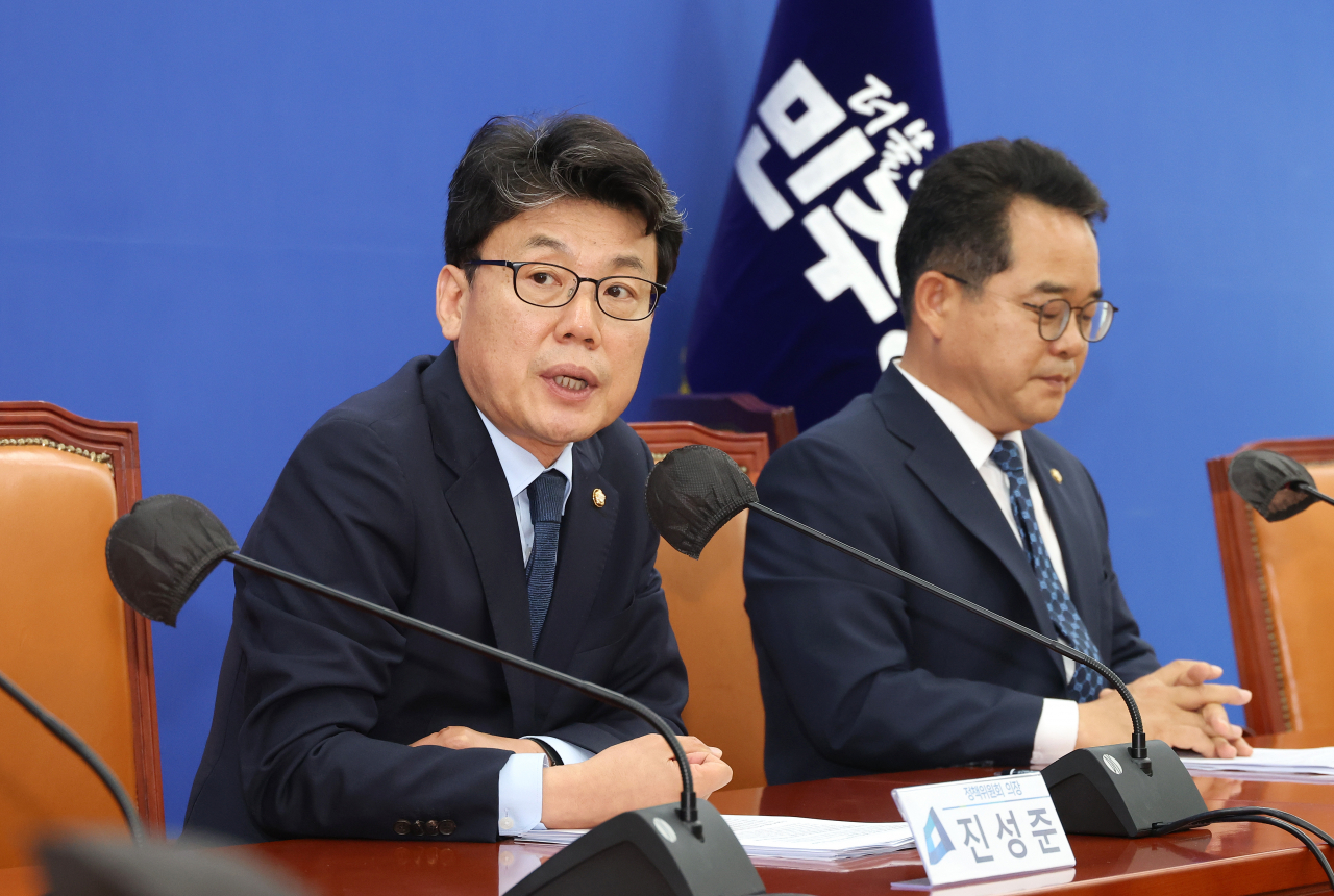 진성준 더불어민주당 정책위의장이 18일 오전 국회에서 열린 정책현안 기자간담회에서 발언하고 있다. [연합]