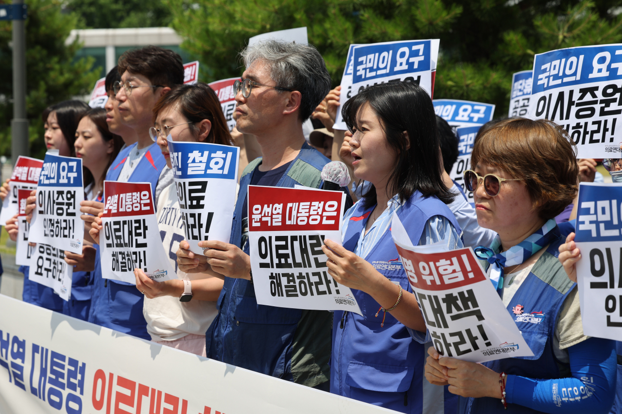 공공운수노조 의료연대본부 관계자들이 지난 14일 서울대병원 앞에서 의료대란 해결 및 의사 집단휴진 철회를 촉구하는 기자회견을 하고 있다. [연합]