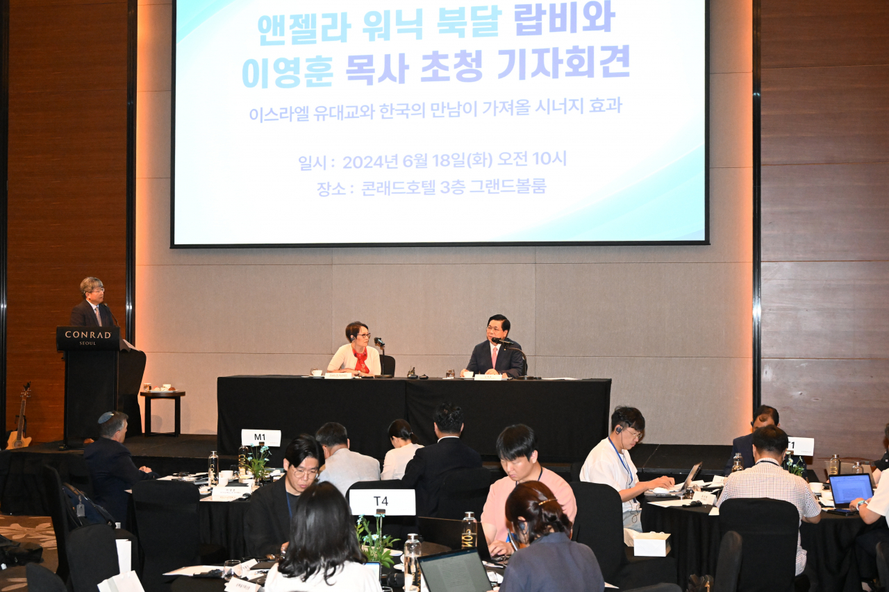 아시아계 여성 최초 랍비인 앤젤라 북달(52, 사진 왼쪽)이 18일 서울 여의도 콘래드 호텔에서 열린 기자회견에서 발언하고 있다. [여의도순복음교회 제공]